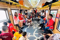Le premier train expérimental, enrichi d'activités culturelles, est déjà circulé entre les gares de Hanoï et Gia Lâm lors du Festival de design créatif de Hanoï 2023. Photo: hanoimoi.vn