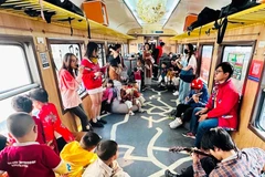 Le premier train expérimental, enrichi d'activités culturelles, est déjà circulé entre les gares de Hanoï et Gia Lâm lors du Festival de design créatif de Hanoï 2023. Photo: hanoimoi.vn