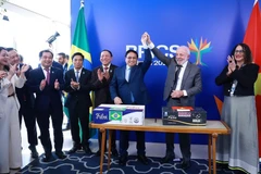 Le Premier ministre Pham Minh Chinh (gauche) et le président brésilien Lula da Silva lors de la cérémonie de signature de l'accord d'exportation bilatéral entre le Vietnam et le Brésil. Photo : Duong Giang/VNA