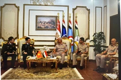 Le général Phan Van Giang (2e, à gauche), ministre vietnamien de la Défense, et son homologue égyptien, le général Abdel Mageed Saqr. Photo: VNA