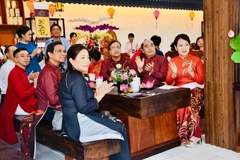 Des activités d'échange culturel ont lieu à l'Espace culturel Due Tam Tra. Photo: SGGP