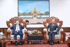 Le directeur de l’Académie nationale de politique Hô Chi Minh, Doan Minh Huan (gauche), et le président du Conseil théorique central du PPRL, Kikeo Khaykhamphithoune. Photo: VNA