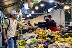 Des plats traditionnels attirent des visiteurs étrangers. Photo: VNA