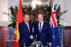Le secrétaire général du Parti et président To Lam (gauche) et le Premier ministre néo-zélandais Christopher Luxon. Photo: VNA