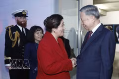 Le secrétaire général du Parti et président du Vietnam, Tô Lâm, et la gouverneure générale de Nouvelle-Zélande, Dame Cindy Kiro, visitent l’exposition de Fiona Pardington. Photo: VNA