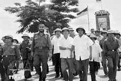 Le président cubain Fidel Castro et le Premier ministre vietnamien Pham Van Dong visitent la ville de Dong Ha en 1973. Photo : archives de la VNA