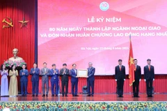 Remise de l’Ordre du Travail de première classe au secteur diplomatique. Photo: VNA