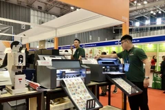 Des produits sont exposés lors du Salon international de l'industrie de l'impression et de l'emballage du Vietnam 2025 (VietnamPrintPack). Photo: VNA