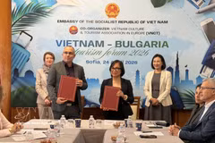 Signature d'un protocole d'accord (MoU) entre la VNCT et l’Union bulgare de balnéologie et de tourisme thermal (BUBSPA), visant à intensifier l'échange d'informations et l'organisation de voyages d'étude (FAM trips). Photo: VNA