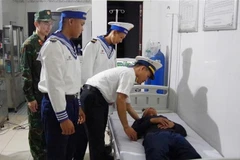 Un médecin du centre médical examine le patient Tieu Viet But. Photo: VNA