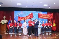 L'ambassadeur Nguyen Minh Tam remet le premier prix à l'équipe de l'École pour surdoués de l'Université nationale du Laos. Photo : VNA