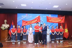 L'ambassadeur Nguyen Minh Tam remet le premier prix à l'équipe de l'École pour surdoués de l'Université nationale du Laos. Photo : VNA