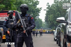 Des policiers devant un commissariat de la ville de Bandung, en Indonésie. Photo : AFP/VNA 