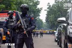 Des policiers devant un commissariat de la ville de Bandung, en Indonésie. Photo : AFP/VNA 