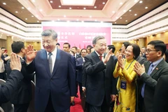 Le secrétaire général du Comité central du Parti communiste du Vietnam, Tô Lâm (droite) et le secrétaire général du Comité central du PCC et président Xi Jinping participent à la rencontre d'amitié entre les peuples Vietnam-Chine. Photo: VNA
