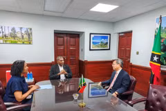 Le Premier ministre Terrance Drew (au milieu) reçoit l’ambassadeur du Vietnam à Cuba et à Saint-Kitts-et-Nevis, Lê Quang Long. Photo: VNA