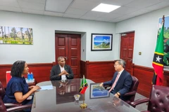 Le Premier ministre Terrance Drew (au milieu) reçoit l’ambassadeur du Vietnam à Cuba et à Saint-Kitts-et-Nevis, Lê Quang Long. Photo: VNA