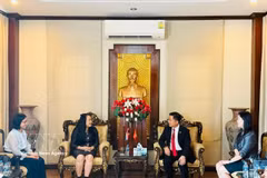 Séance de travail entre le consul général du Vietnam en Thaïlande, Dinh Hoang Linh et la direction de l’Université de Khon Kaen. Photo: VNA