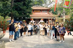 Des touristes étrangers visitent un site touristique à Phu Tho. Photo: VNA