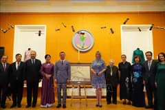 L'épouse du secrétaire général du Parti communiste du Vietnam, Ngo Phuong Ly, remet un cadeau à l’Académie russe des Arts. Photo: VNA