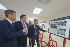 Le vice-ministre de l'Intérieur Cao Huy (gauche) et l'ambassadeur des Etats-Unis au Vietnam Marc Knapper contemplent des photos à l'exposition. Photo: VNA