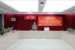 Le général Pham The Tung, vice-ministre de la Sécurité publique et chef du Comité de pilotage des préparatifs de la cérémonie, s'exprime à la conférence. Photo: VNA