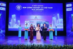 Des entreprises technologiques sont récompensées lors de la quatrième cérémonie des Vietnam Industry 4.0 Top Awards. Photo : nhandan.vn