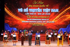 Remise des prix lors de la cérémonie de clôture du 9e Festival international des arts martiaux traditionnels à Gia Lai. Photo: VNA