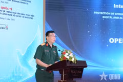 Le colonel Nguyên Ba Hung, directeur adjoint du Département des opérations de maintien de la paix du Vietnam, s'exprime lors du colloque. Photo: qdnd.vn
