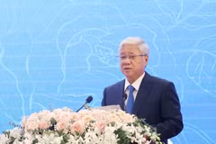 Le président du Comité central du Front de la Patrie du Vietnam, Dô Van Chiên, adresse une lettre de félicitations à Sinlavong Khoutphaythoune, président du Comité central du Front lao pour l’édification nationale (FLEN). Photo: VNA