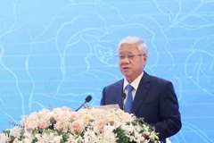 Le président du Comité central du Front de la Patrie du Vietnam, Dô Van Chiên, adresse une lettre de félicitations à Sinlavong Khoutphaythoune, président du Comité central du Front lao pour l’édification nationale (FLEN). Photo: VNA