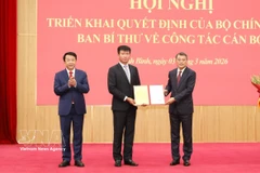 Le Minh Hung (droite), secrétaire du Comité central du Parti et chef de la Commission d’organisation du Comité central, remet à Tran Huy Tuan la décision sur sa nomination au poste de secrétaire du Comité provincial du Parti de Ninh Binh pour le mandat 2025-2030. Photo: VNA 