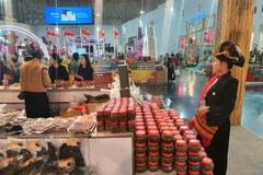 Le stand présente des spécialités de la province de Dien Bien. Photo: VNA