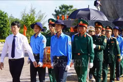 Cérémonie de commémoration et d'inhumation des restes de soldats au cimetière des martyrs de Tam Nông. Photo: VNA