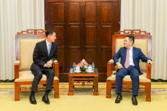 Le vice-gouverneur de la BEV, Nguyen Ngoc Canh (droite), reçoit le président-directeur général d’IBK, Chang Min Young. Photo: BEV
