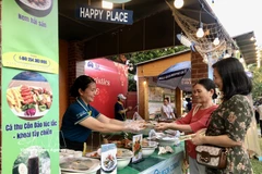 Un stand proposant de spécialités de Con Dao attire les gourmands. Photo : VNA
