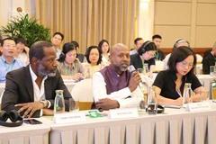Des experts étrangers participent au forum. Photo : VNA