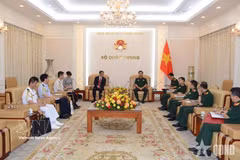 Le général de corps d’armée Nguyen Truong Thang, vice-ministre de la Défense, reçoit l’ambassadeur du Japon au Vietnam, Ito Naoki (à gauche), le 28 mai à Hanoï. Photo: VNA