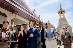 L'épouse du secrétaire général et président, To Lam, Mme Ngo Phuong Ly (gauche) et l'épouse du Premier ministre thaïlandais, Thananon Charnvirakul, visitent des sites historiques situés dans le Grand Palais à Bangkok. Photo : VNA.