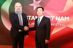Le ministre de l'Industrie et du Commerce, Nguyen Hong Dien (droite), et son homologue pakistanais, Jam Kamal Khan. Photo: VNA
