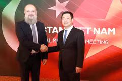 Le ministre de l'Industrie et du Commerce, Nguyen Hong Dien (droite), et son homologue pakistanais, Jam Kamal Khan. Photo: VNA