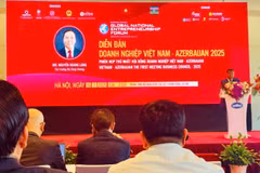 Le vice-ministre vietnamien de l'Industrie et du Commerce, Nguyen Hoang Long, s'exprime au Forum. Photo: VNA