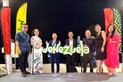 Des représentants d'agences de voyages vietnamiennes participent à la 18ᵉ Foire internationale du tourisme (FITVEN 2025). Photo: VNA