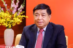 Le vice-Premier ministre Nguyên Chi Dung répond à une interview de l’Agence vietnamienne d’Information. Photo: VNA