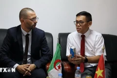 L’ambassadeur du Vietnam en Algérie, Trân Quôc Khanh (droite), et Abdelkader Toumi, président de la Chambre de commerce et d'industrie de la province de Batna. Photo: VNA