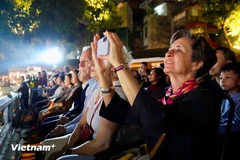 Les touristes internationaux apprécient les activités culturelles et artistiques au Vietnam. Photo : Vietnam+