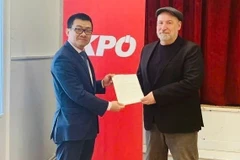 L'ambassadeur du Vietnam en Autriche, Vu Le Thai Hoang (gauche), remet une lettre de remerciement du Comité central du PCV au président du Parti communiste d'Autriche (KPÖ), Günther Hopfgartner. Photo: VNA