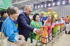 Des délégués visitent les stands d'exposition. Photo: VNA