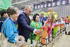 Des délégués visitent les stands d'exposition. Photo: VNA