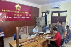 Des habitants effectuent des démarches administratives dans la commune de Nga My, province de Nghe An. Photo : VNA 